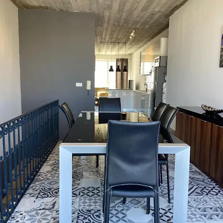 Distant Seaview Penthouse Apartman