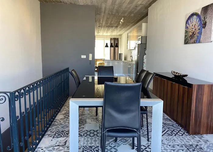 Distant Seaview Penthouse Daire